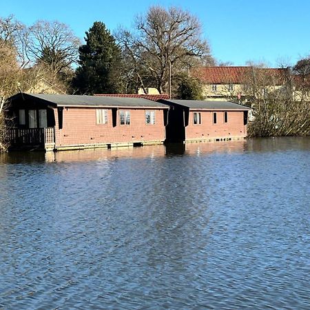 Hickling Broads Lodge Houseboat Stalham Extérieur photo