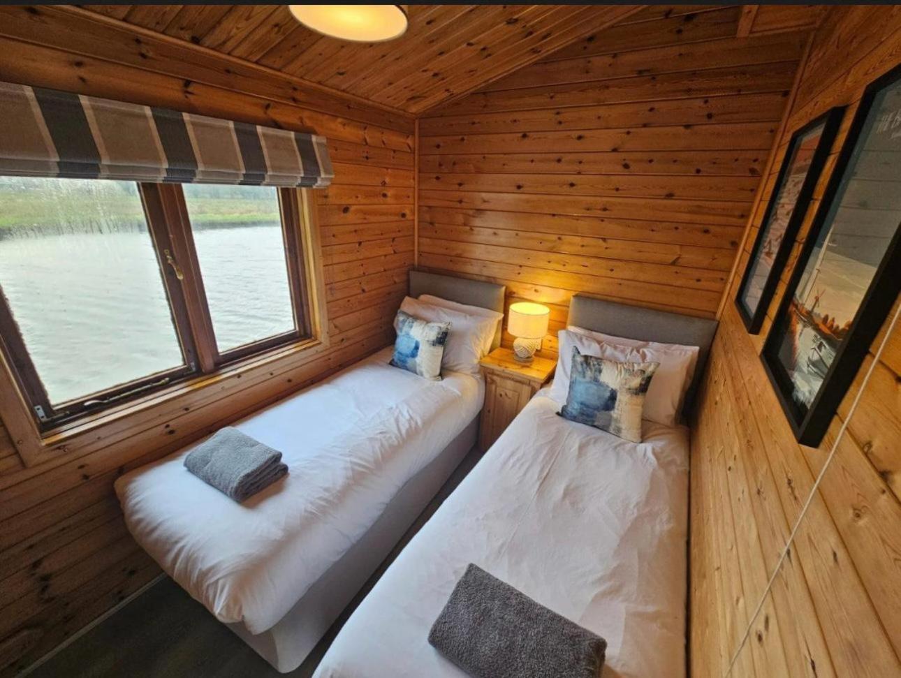 Hickling Broads Lodge Houseboat Stalham Extérieur photo